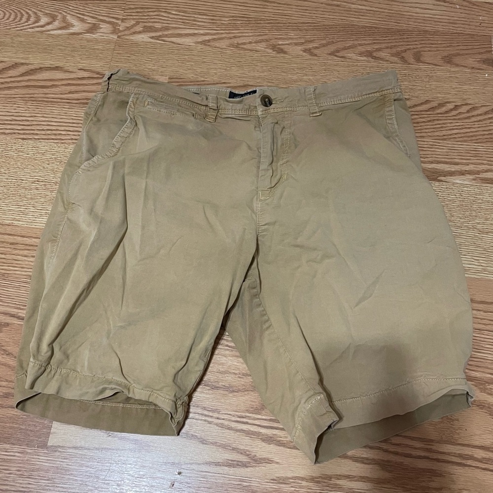 American Eagle Outfitters Men’s Extreme Flex Khaki Shorts (32 W)